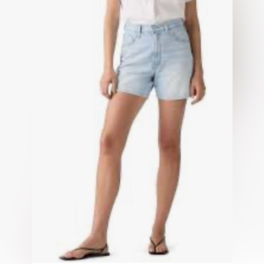 AEO American Strigid Eagle Relaxed Short Light Wash Size 4 (5” inseam)